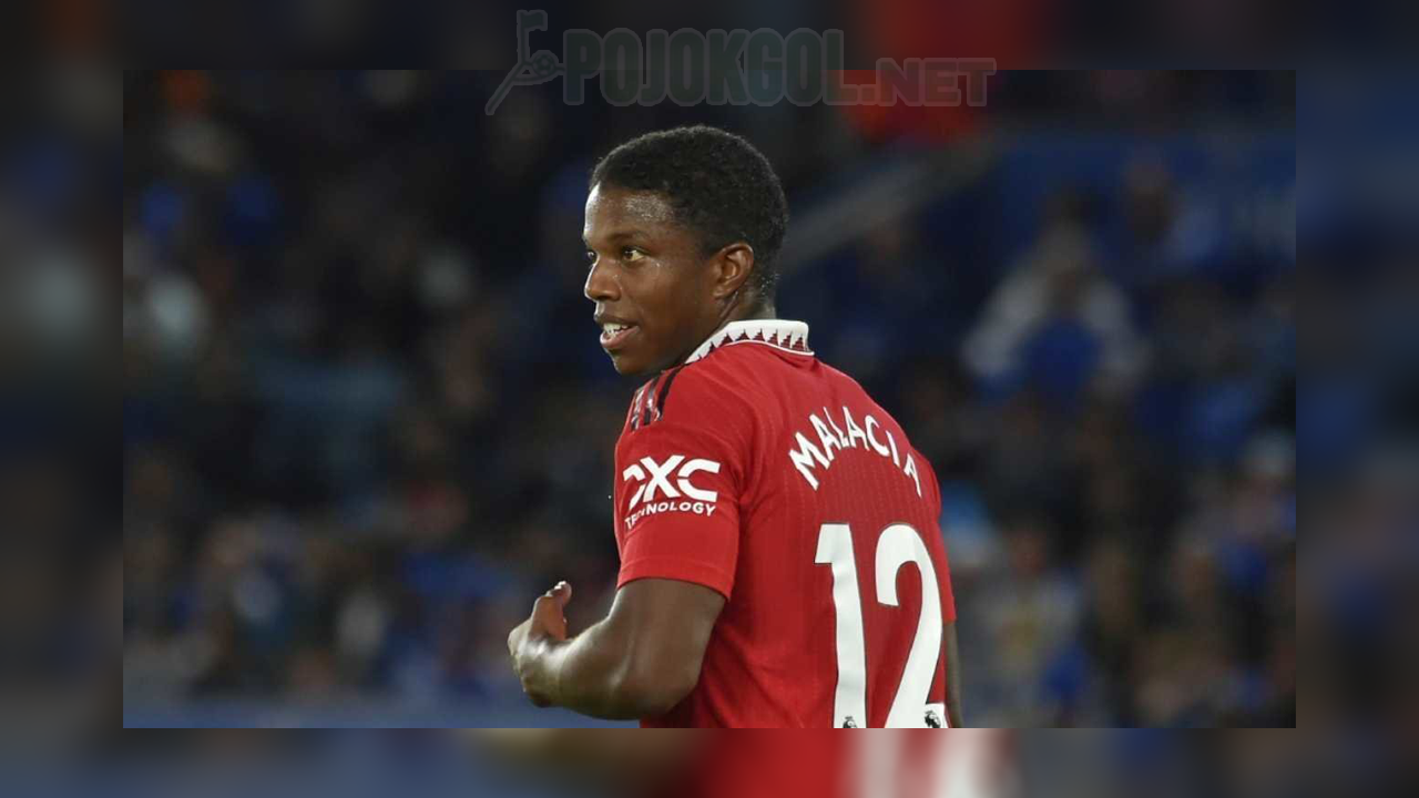 Tyrell Malacia, pemain Manchester United, tertangkap kamera saat laga tandang kontra Leicester City di Stadion King Power, Kamis (1 September 2022).