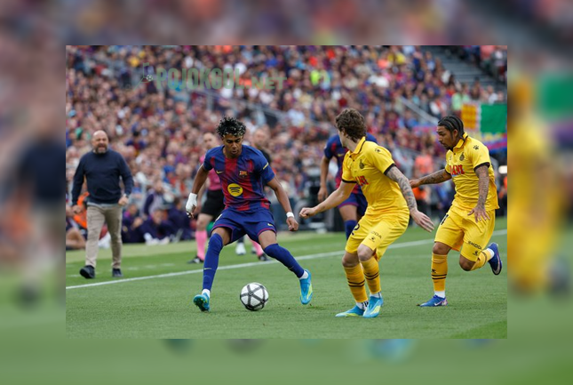 Aksi Lamine Yamal yang sedang beradu fisik memperebutkan bola dengan duo Espanyol, Tyrhys Dolan dan Carlos Romero, di tengah Derby Catalan antara Barcelona vs Espanyol pada 11 April 2026.
