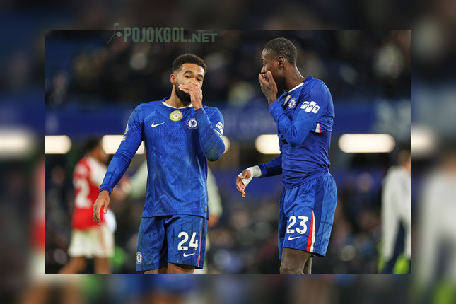 Aksi duet pemain Chelsea, Reece James dan Tosin Adarabioyo, sewaktu berhadapan dengan Arsenal dalam lanjutan kompetisi Liga Inggris.