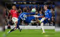 Alejandro Garnacho mencoba melakukan tendangan salto yang memukau di laga Liga Inggris antara Chelsea dan Manchester United di Stamford Bridge, 19 April 2026.