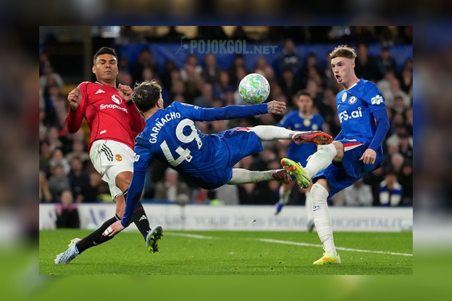 Alejandro Garnacho mencoba melakukan tendangan salto yang memukau di laga Liga Inggris antara Chelsea dan Manchester United di Stamford Bridge, 19 April 2026.