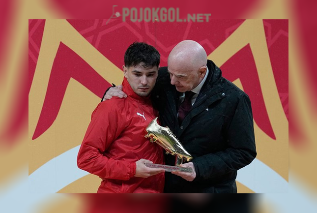 Bomber Maroko, Brahim Diaz, saat diberikan penghargaan sepatu emas Piala Afrika 2025 langsung oleh Presiden FIFA, Gianni Infantino.