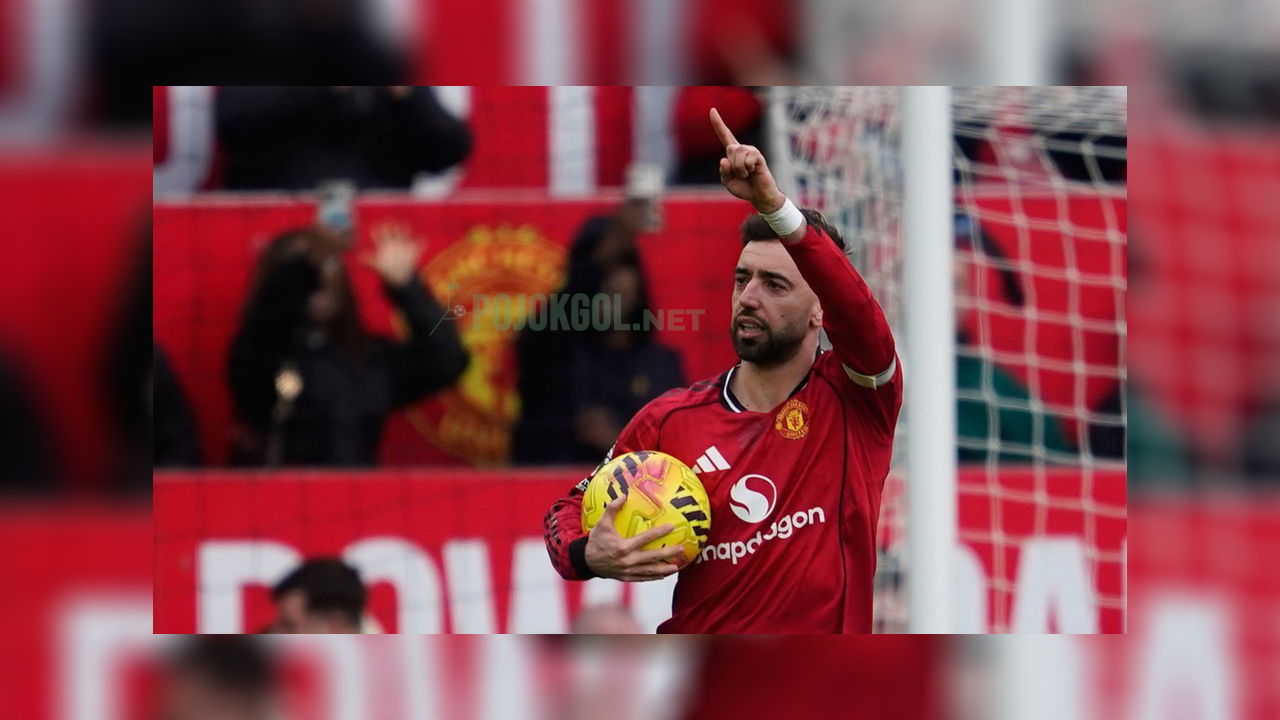 Bruno Fernandes melakukan selebrasi setelah berhasil membobol gawang Crystal Palace.