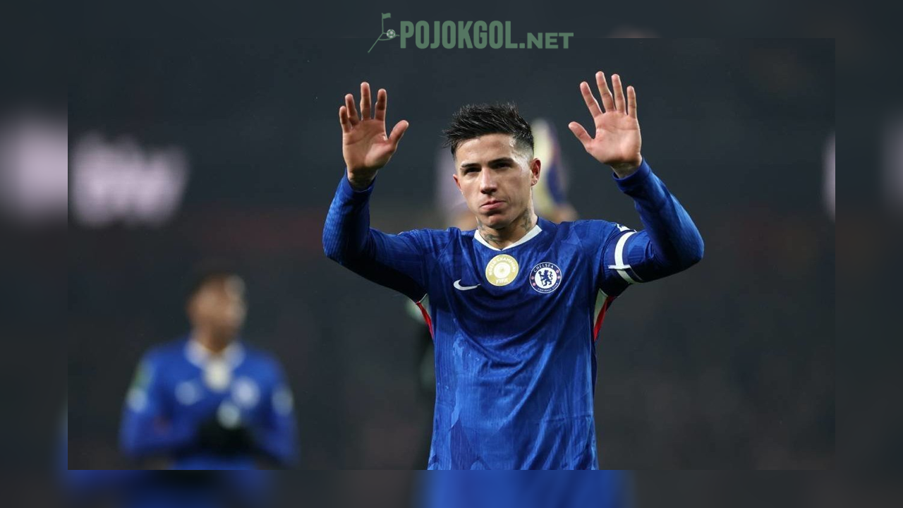 Enzo Fernandez, penggawa Chelsea, menyempatkan diri buat menyapa fans setelah laga leg kedua semifinal Carabao Cup lawan Arsenal kelar, Rabu (4-2-2026) dini hari WIB.