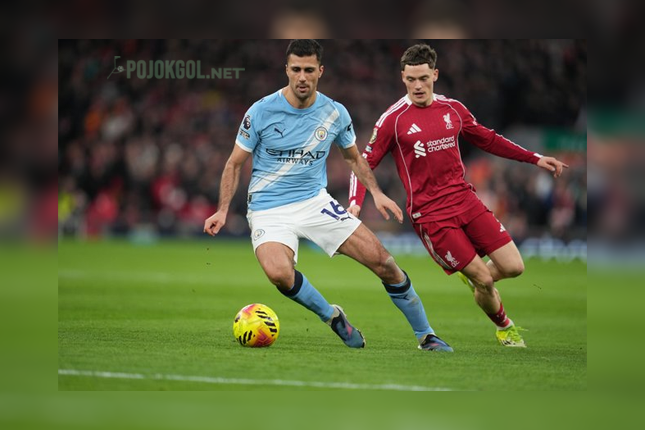 Florian Wirtz terlihat menempel ketat Rodri ketika Liverpool menjamu Manchester City di Anfield pada laga Premier League, 8 Februari 2026.
