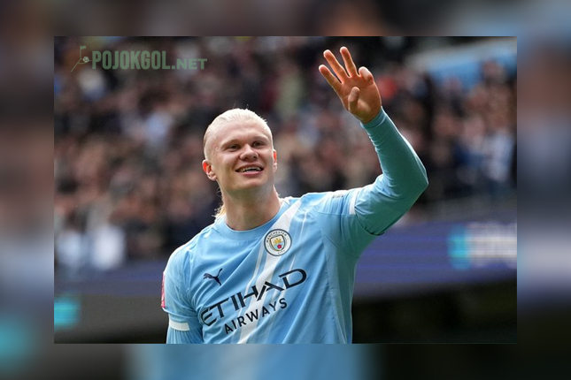 Gaya Erling Haaland merayakan keberhasilannya bikin tiga gol ke gawang Liverpool, Sabtu (4-4-2026).