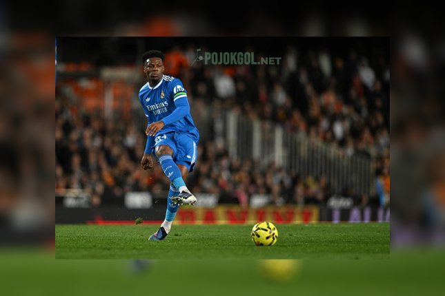Gelandang Real Madrid, Aurelien Tchouameni, terlihat sedang mengirim umpan di tengah laga La Liga kontra Valencia pada Senin (9 Februari 2026).