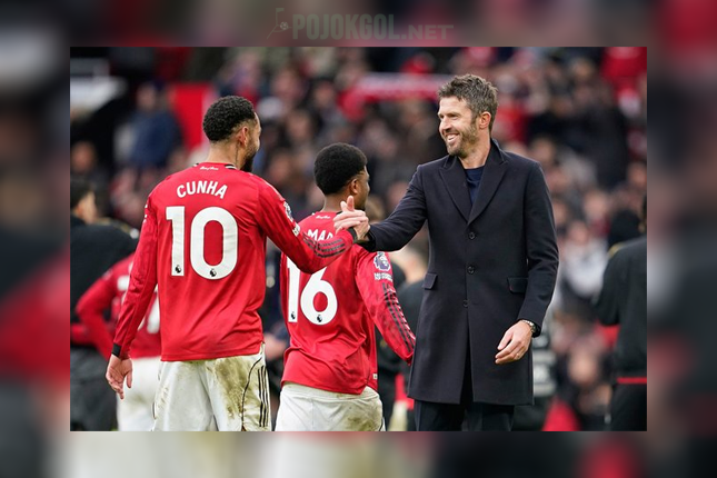 Manajer Manchester United, Michael Carrick, tampak menjabat tangan sang striker, Matheus Cunha, setelah laga berakhir melawan Manchester City pada 17 Januari 2026.