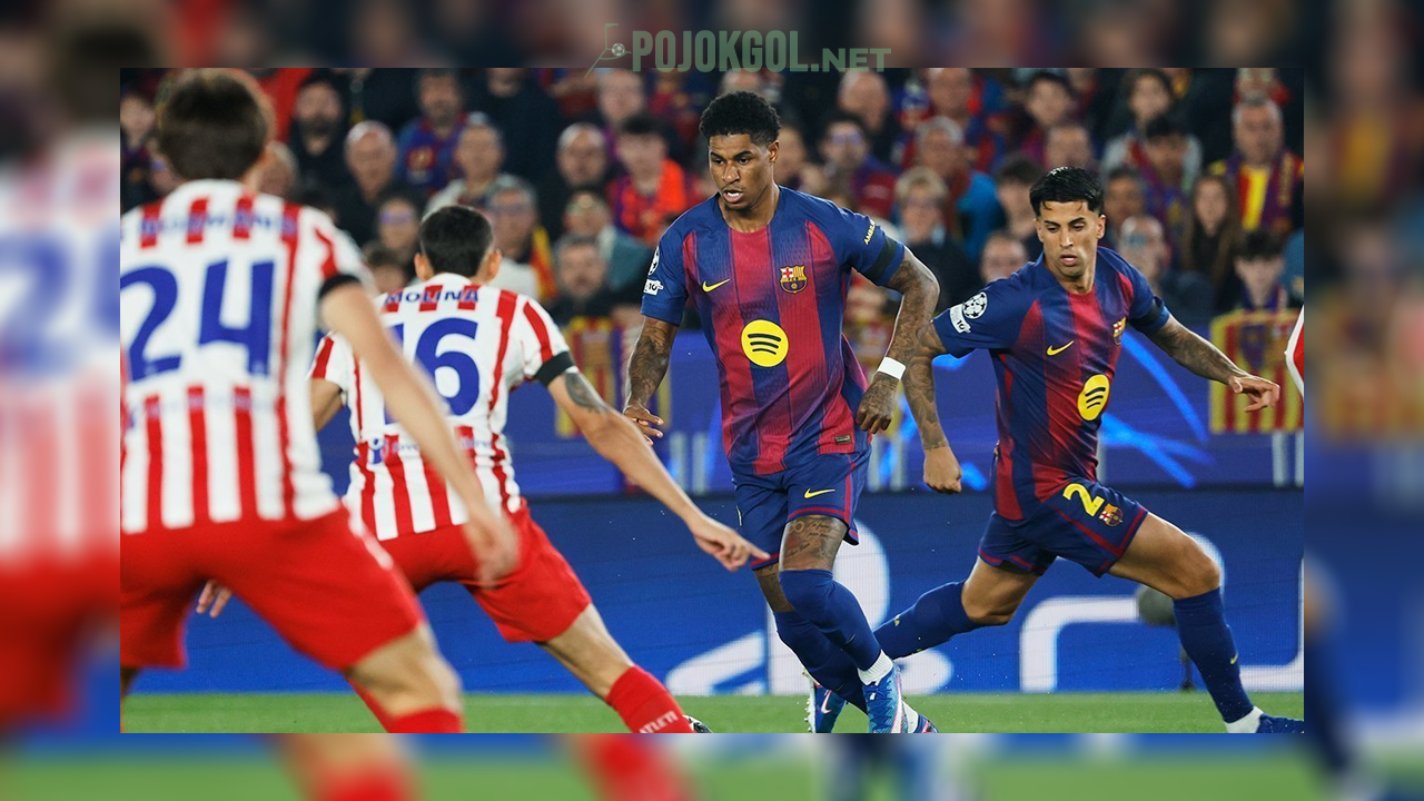 Marcus Rashford lagi beraksi di tengah pertandingan leg pertama perempat final Liga Champions yang mempertemukan Barcelona lawan Atletico Madrid di Camp Nou, 9 April 2026.