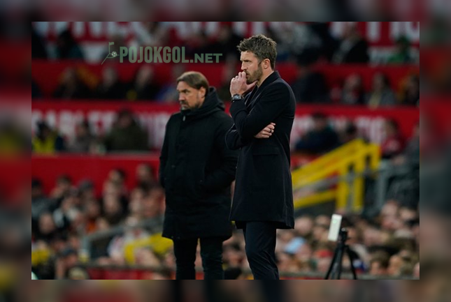 Michael Carrick dan Daniel Farke lagi mantau jalannya laga antara Manchester United dan Leeds United dari pinggir lapangan.