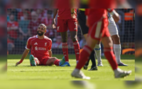 Mohamed Salah didera cedera sewaktu membela Liverpool melawan Crystal Palace pada hari Sabtu (25 April 2026).