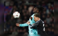 Momen Jonathan Rowe dari Bologna (kiri) saat berduel memperebutkan bola dengan pemain Aston Villa, Matty Cash, di laga Liga Europa pada Kamis, 9 April 2026.