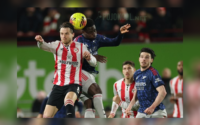Momen adu fisik antara Ethan Pinnock dan Bukayo Saka di pertandingan Brentford kontra Arsenal dalam lanjutan Liga Inggris, Jumat 13 Februari 2026.