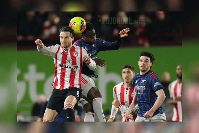 Momen adu fisik antara Ethan Pinnock dan Bukayo Saka di pertandingan Brentford kontra Arsenal dalam lanjutan Liga Inggris, Jumat 13 Februari 2026.