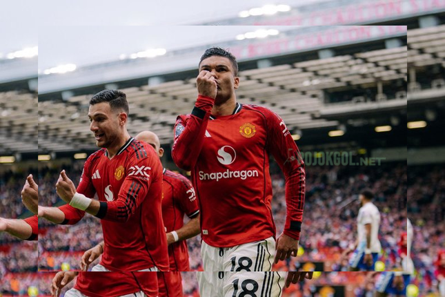 Momen selebrasi skuad Manchester United setelah Casemiro berhasil membobol gawang Aston Villa di hari Minggu (15 Maret 2026).