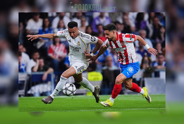 Momen sengit saat Kylian Mbappe dari Real Madrid berduel memperebutkan bola dengan pemain Girona, Arnau Martinez, dalam lanjutan kompetisi La Liga tanggal 11 April 2026.