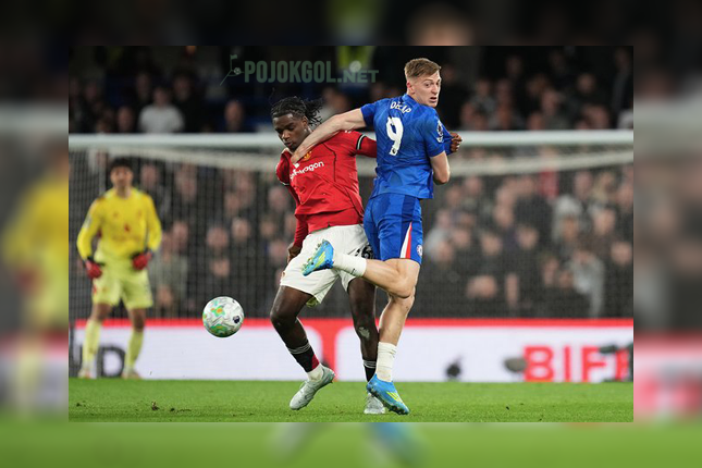 Momen sengit saat Liam Delap dan Ayden Heaven saling adu fisik buat berebut bola di tengah pertandingan Chelsea lawan Manchester United di Stamford Bridge, 19 April 2026.