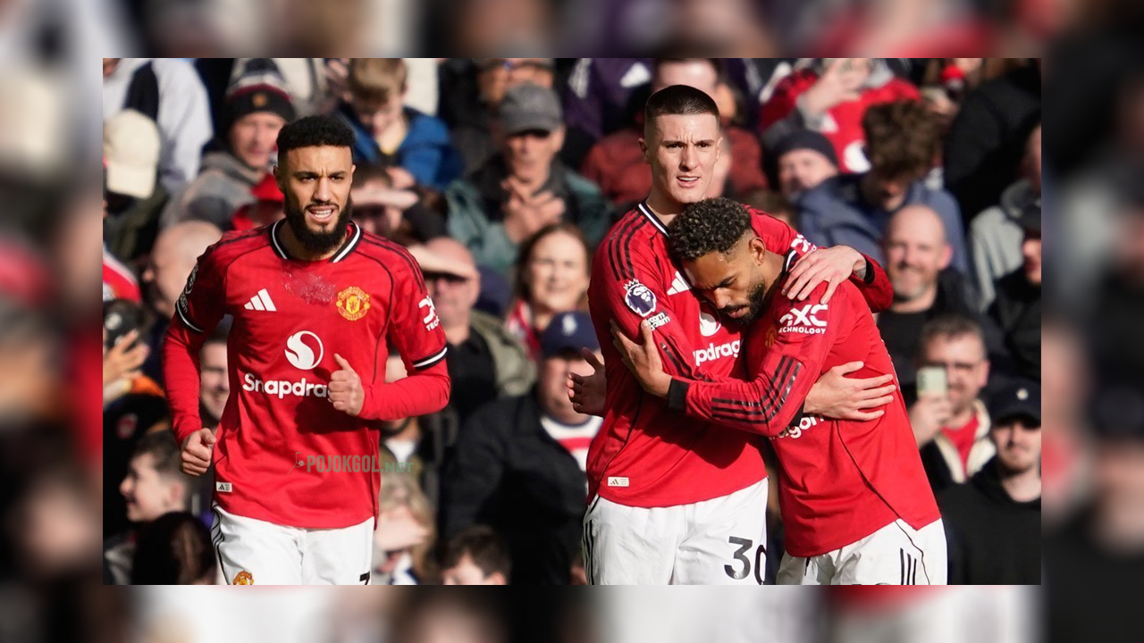 Para pemain Manchester United tampak bersukacita merayakan gol Benjamin Sesko ke gawang Crystal Palace pada Minggu (1 Maret 2026)