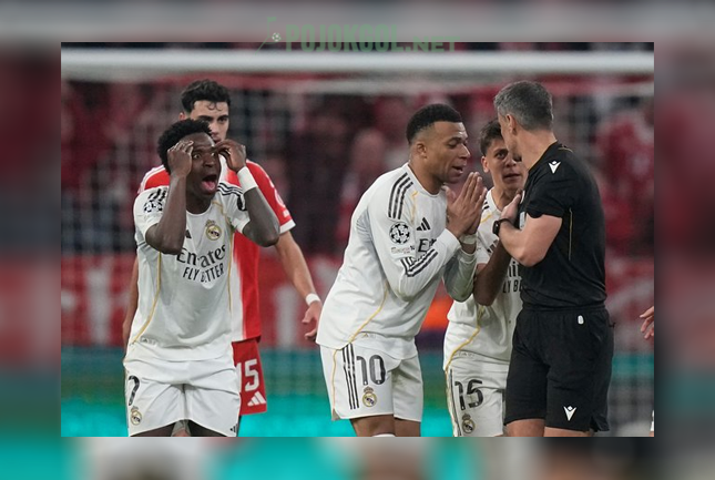 Para pemain Real Madrid tampak mengerumuni wasit untuk melayangkan protes di laga lawan Bayern Munchen pada leg kedua perempat final Liga Champions, Kamis (16 APRIL 2026).