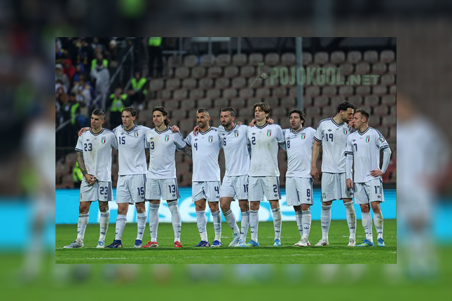Para penggawa Italia tampak berkerumun di tengah lapangan waktu adu penalti kontra Bosnia-Herzegovina di babak playoff Piala Dunia 2026, tanggal 1 April 2026 kemarin.