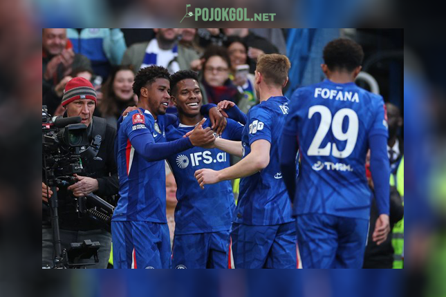 Pemain sayap Chelsea, Estevao (tengah), sedang melakukan selebrasi bareng teman setimnya setelah membobol gawang Port Vale di ajang Piala FA.