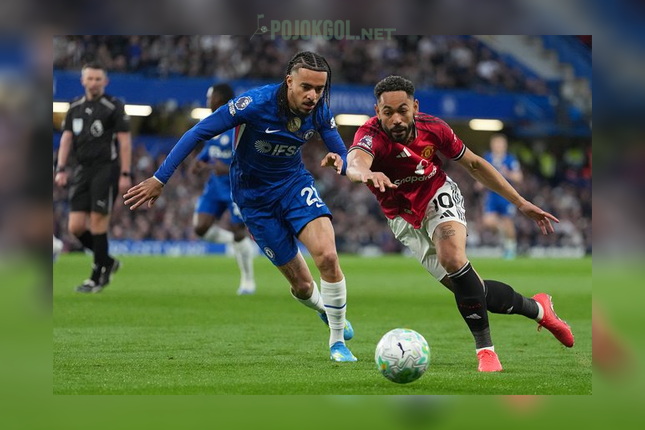 Pertarungan satu lawan satu antara Matheus Cunha dan Malo Gusto demi menguasai bola di laga Chelsea vs Manchester United, Stamford Bridge, 19 April 2026.