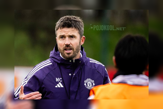 Potret Michael Carrick yang sedang memandu jalannya sesi latihan Manchester United.