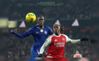 Sengitnya perebutan bola antara penyerang sayap Arsenal, Eberechi Eze, dengan pemain bertahan Chelsea, Trevoh Chalobah, di laga leg kedua semifinal Carabao Cup pada 4 Februari 2026.