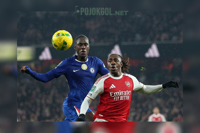 Sengitnya perebutan bola antara penyerang sayap Arsenal, Eberechi Eze, dengan pemain bertahan Chelsea, Trevoh Chalobah, di laga leg kedua semifinal Carabao Cup pada 4 Februari 2026.