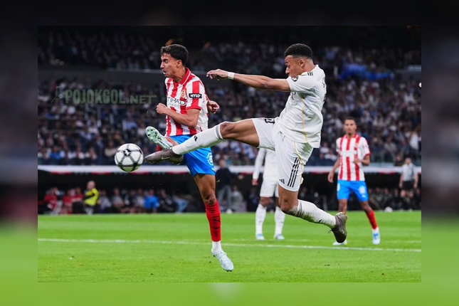 Striker Real Madrid, Kylian Mbappe, lagi duel perebutan bola sama Vitor Reis dari Girona dalam lanjutan Liga Spanyol, 11 April 2026.