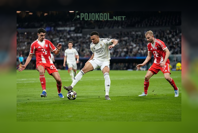 Striker Real Madrid, Kylian Mbappe (tengah), dikepung dua pemain Bayern Munchen, Konrad Laimer (kanan) dan Aleksandar Pavlovic (kiri), di leg pertama perempat final Liga Champions, 8 April 2026.