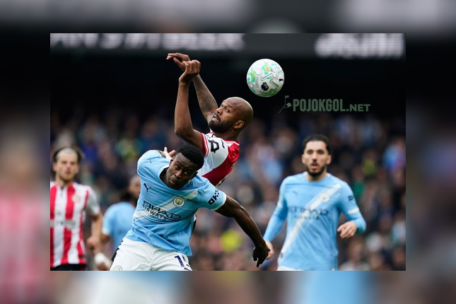 Aksi duel udara terjadi antara Igor Thiago dari Brentford dan Marc Guehi dari Man City saat keduanya berebut bola di laga tanggal 9 Mei 2026.