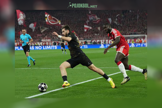 Bek Bayern Munchen, Dayot Upamecano, berupaya keras mengawal pergerakan pemain PSG Khvicha Kvaratskhelia (kiri) dalam laga leg kedua semifinal Liga Champions antara Bayern lawan PSG, 6 Mei 2026.