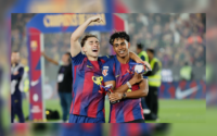 Dua punggawa Barcelona, Gavi dan Lamine Yamal, lagi asyik merayakan kemenangan lawan Real Madrid yang sukses mengunci gelar juara La Liga pada 10 Mei 2026.