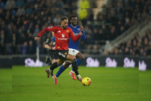Duel perebutan bola antara Matheus Cunha dari Manchester United dan Tim Iroegbunam dari Everton pada 24 Februari 2026.