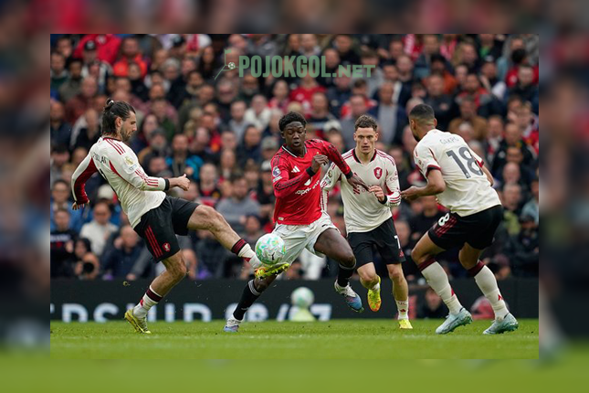 Gelandang Liverpool, Dominik Szoboszlai (kiri), lagi duel rebutan bola sama Kobbie Mainoo dari Manchester United di lapangan Old Trafford.