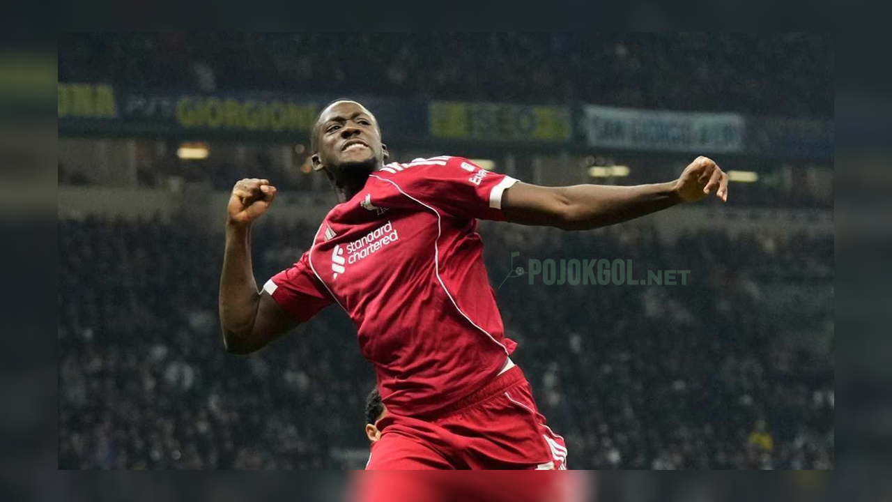 Pemain Liverpool, Ibrahima Konate, terlihat lagi mengoper bola pas pertandingan Premier League melawan Wolverhampton Wanderers, Rabu (4 Marert 2026) dini hari WIB.