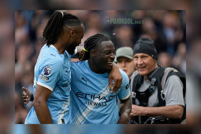 Jeremy Doku merayakan gol yang ia cetak bersama Antoine Semenyo saat Manchester City menjamu Brentford di ajang Premier League, 9 Mei 2026.