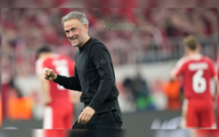 Luis Enrique, pelatih PSG, tampak merayakan kemenangan timnya usai duel leg kedua semifinal Liga Champions kontra Bayern di Munchen, Jerman, Rabu, 6 Mei 2026.