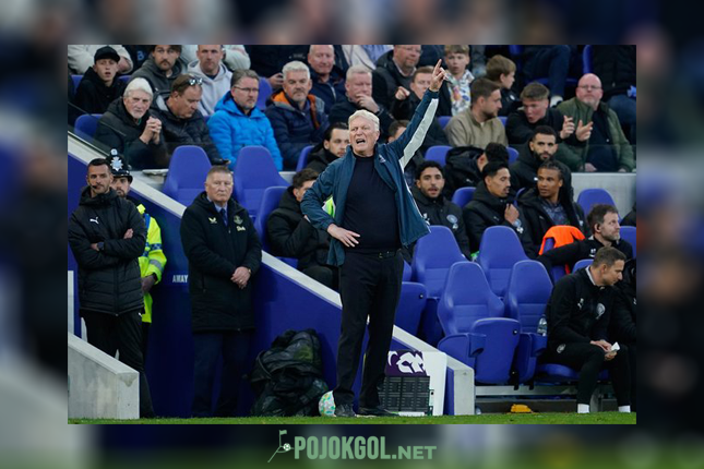 Momen David Moyes, pelatih Everton, waktu lagi sibuk kasih instruksi ke pemainnya di pertandingan lawan Manchester City tanggal 5 Mei 2026.
