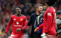 Momen Kobbie Mainoo, gelandang MU, bareng pelatih Michael Carrick setelah duel lawan Liverpool di Old Trafford pada 3 Mei 2026.
