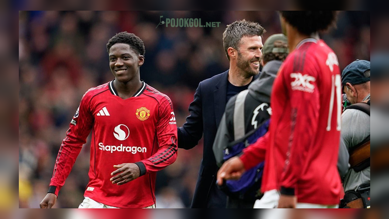 Momen Kobbie Mainoo, gelandang MU, bareng pelatih Michael Carrick setelah duel lawan Liverpool di Old Trafford pada 3 Mei 2026.