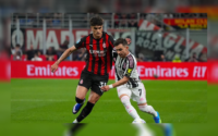 Momen duel perebutan bola yang melibatkan Davide Bartesaghi dari AC Milan dan Francisco Conceicao dari Juventus dalam pertandingan Serie A tanggal 28 April 2026 kemarin.