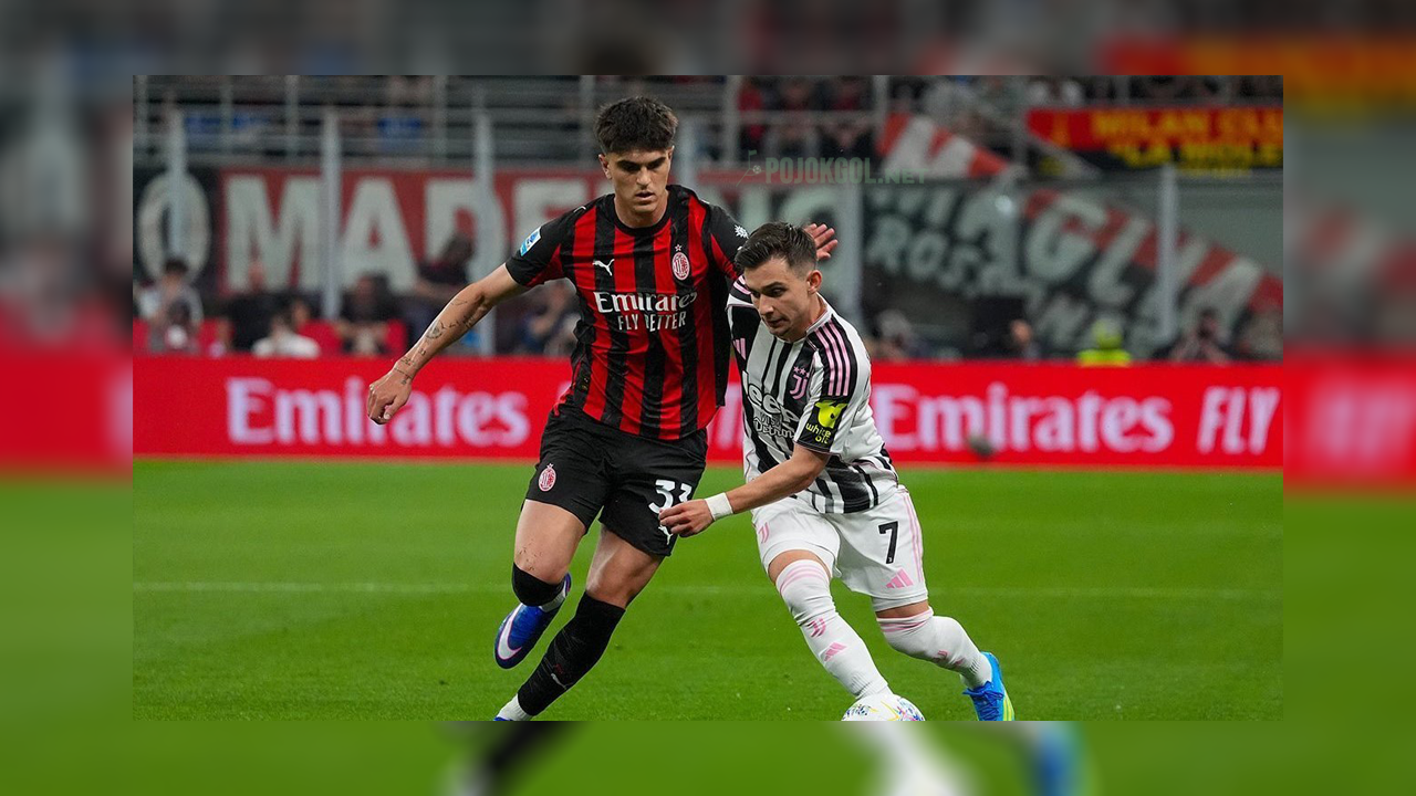Momen duel perebutan bola yang melibatkan Davide Bartesaghi dari AC Milan dan Francisco Conceicao dari Juventus dalam pertandingan Serie A tanggal 28 April 2026 kemarin.