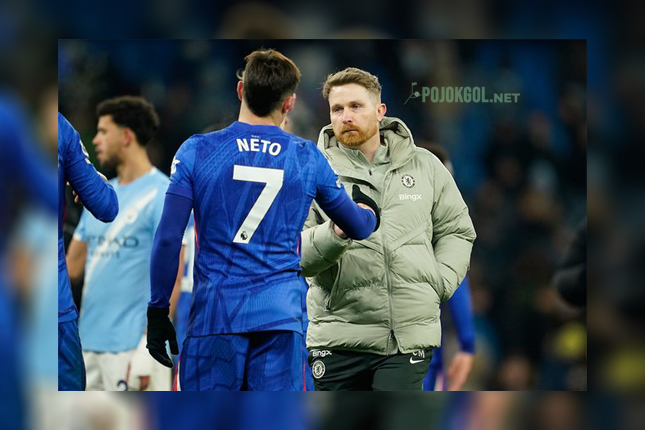 Momen pelatih sementara Chelsea, Calum McFarlane, bersalaman dengan Pedro Neto sehabis duel lawan Manchester City tanggal 5 Januari 2026.