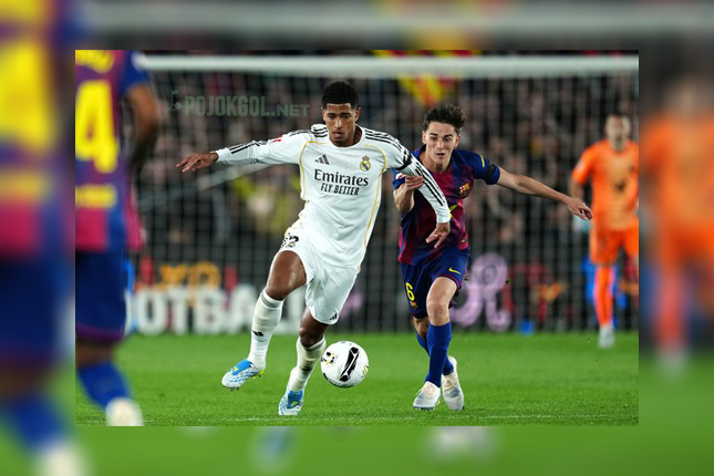 Momen saat Gavi dari Barcelona lagi duel perebutan bola bareng Jude Bellingham dari Real Madrid di laga El Clasico Liga Spanyol, 10 Mei 2026.