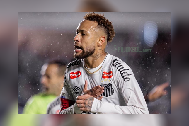 Neymar sedang merayakan golnya waktu masih di Santos.