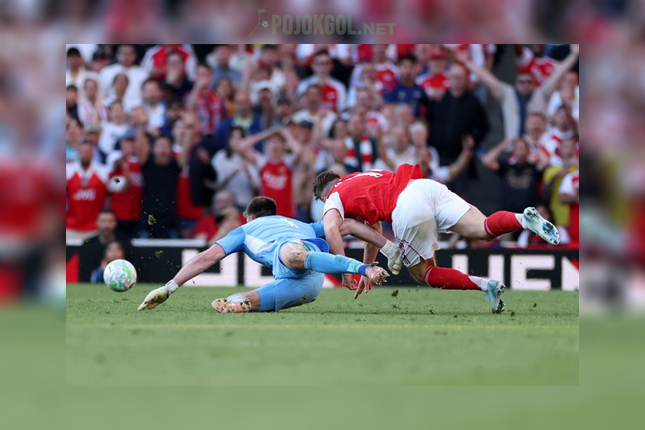 Nick Pope, kipernya Newcastle (kiri), lagi ngeblok tendangan pemain Arsenal, Viktor Gyokeres, pas laga Liga Inggris antara Arsenal lawan Newcastle, 25 April 2026.