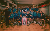 Para penggawa Arsenal lagi seru-seruan ngerayain gelar juara Premier League 2025-2026 di tempat latihan sambil bawa trofi replikanya.