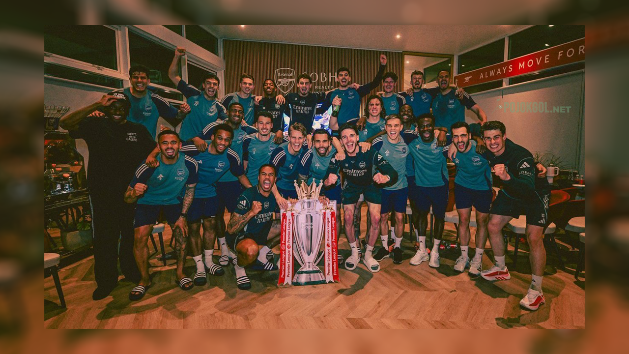 Para penggawa Arsenal lagi seru-seruan ngerayain gelar juara Premier League 2025-2026 di tempat latihan sambil bawa trofi replikanya.